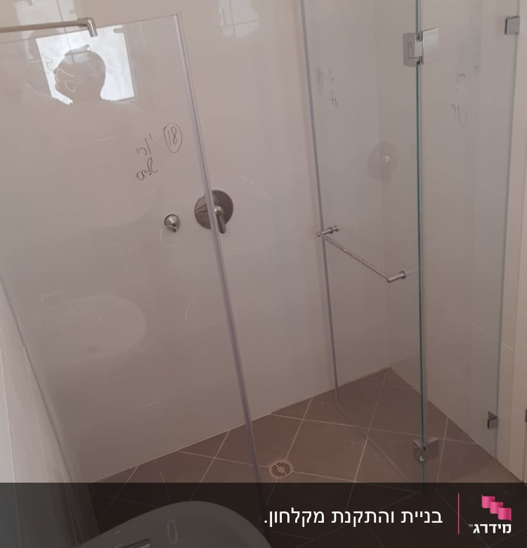 מקלחון זכוכית עם דלתות שקופות וברז מתכת